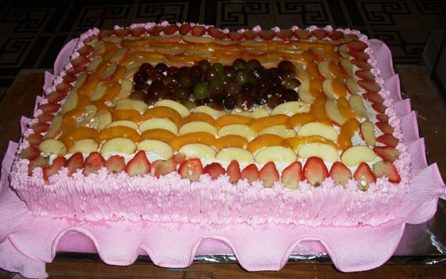 Bolo de frutas frescas trufado
