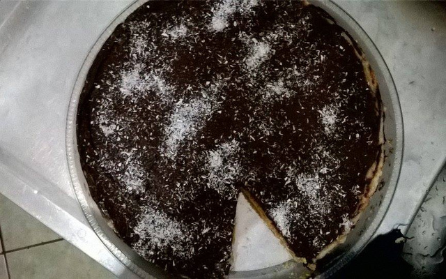 Torta de biscoito com recheio de beijinho e cobertura de chocolate