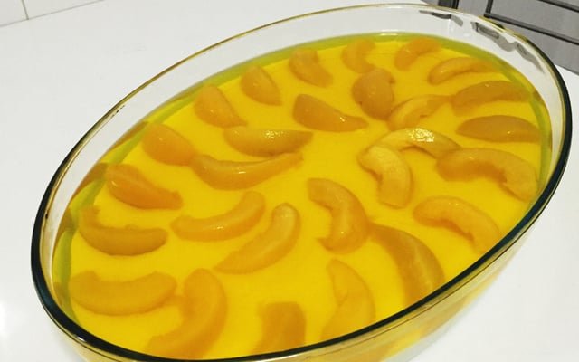 Torta de pêssego gelada e fácil