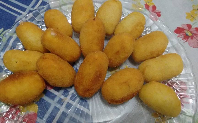 Bolinho de mandioca com creme de cebola