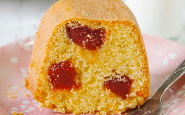 Bolo de fubá com goiaba