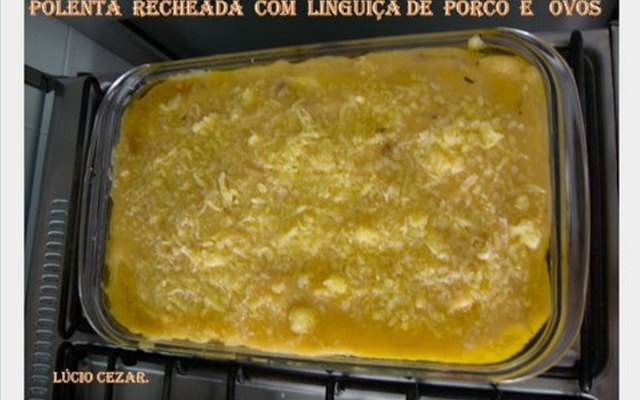 Polenta recheada com linguiça de porco e ovos