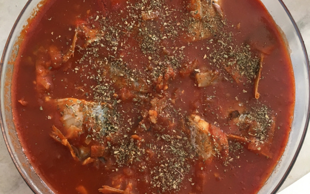 Cação ao molho vermelho