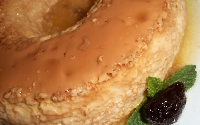 Pudim de leite com coco