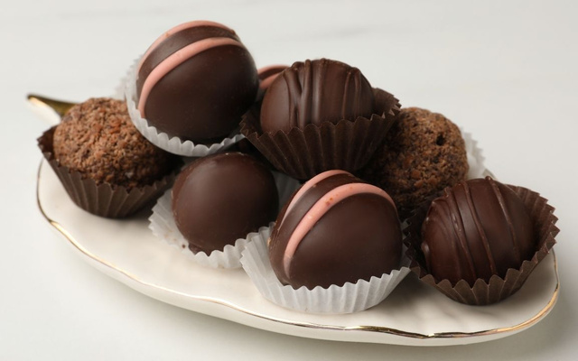 Trufas de chocolate coberta com listras e em forminhas