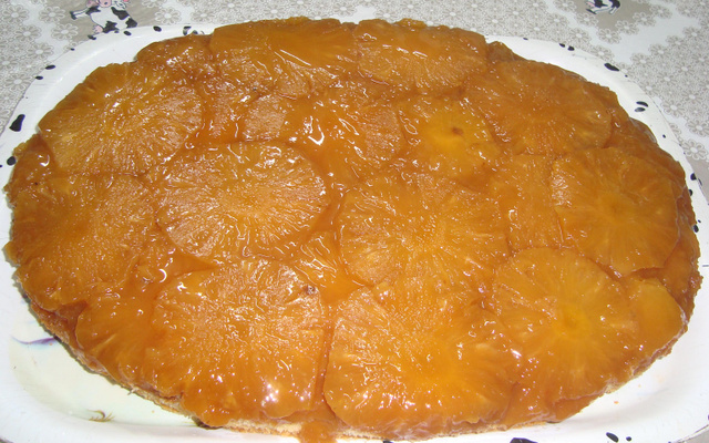 Bolo caramelado de abacaxi