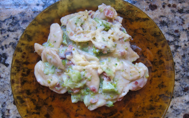 Macarrão com brócolis e bacon gratinado