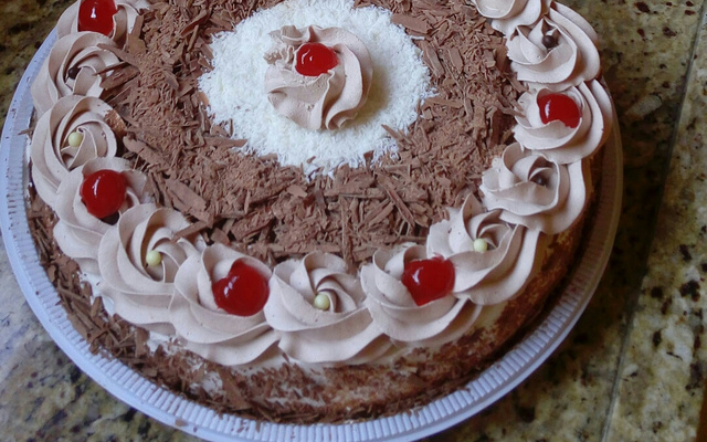 Pão de ló de chocolate com recheio e cobertura