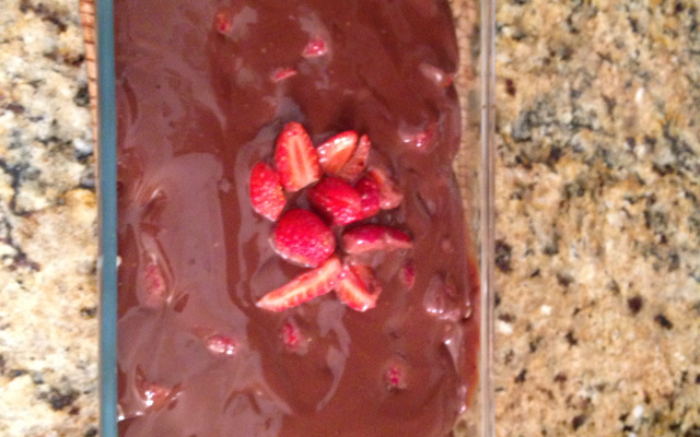 Bombom de morango na travessa