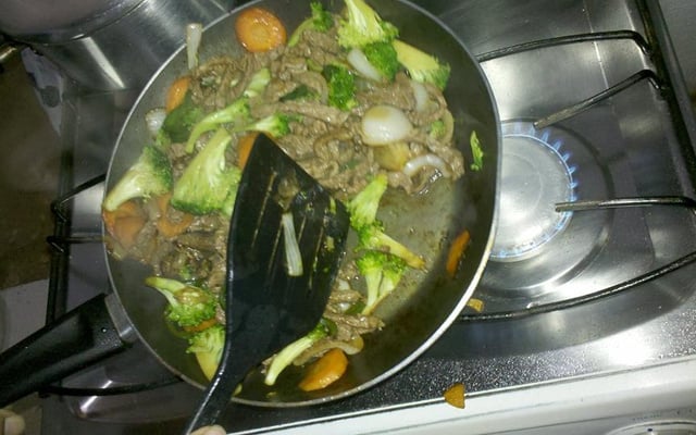 Carne em tiras com legumes