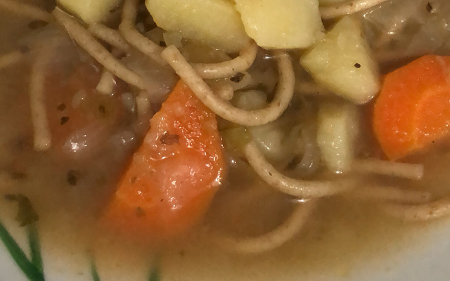Sopa de macarrão integral com legumes