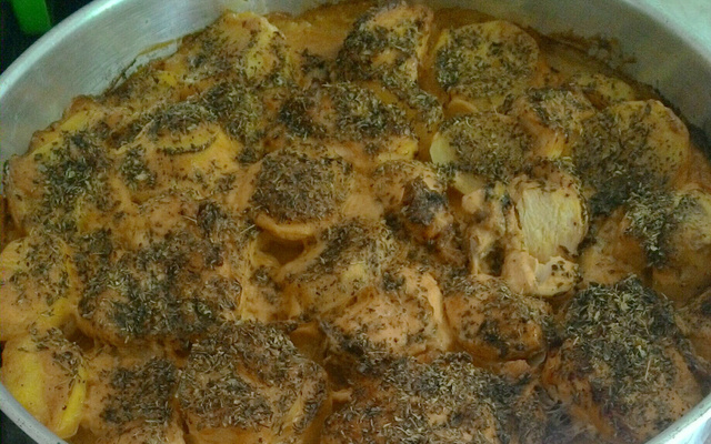 Frango com batatas no forno simples