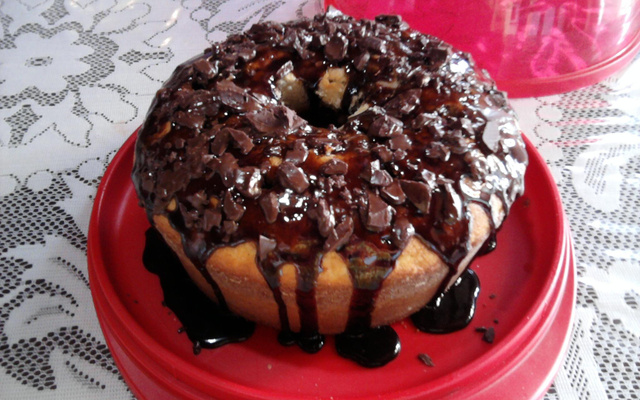 Bolo de laranja com cobertura de chocolate meio amargo