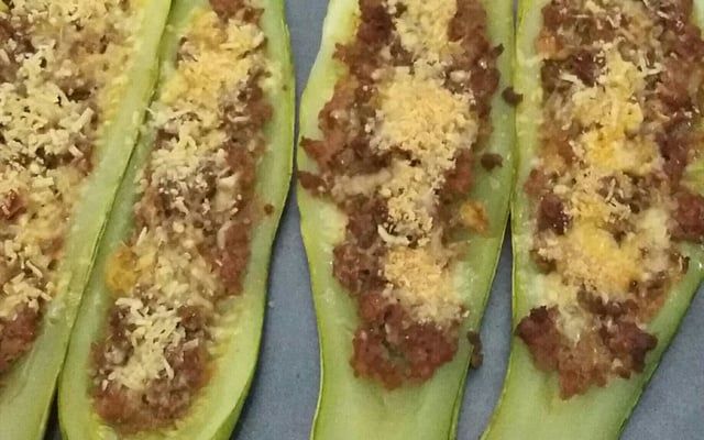 Canoa de abobrinha recheada com carne moída
