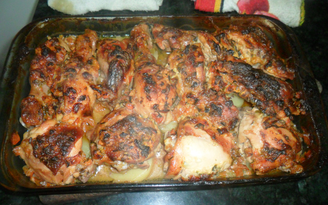 Frango assado com batata da Jujufe