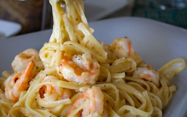 Macarrão com camarão cremoso com massa al dente e molho
