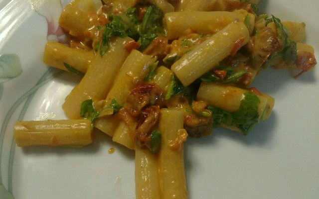 Massa com tomate seco e rúcula