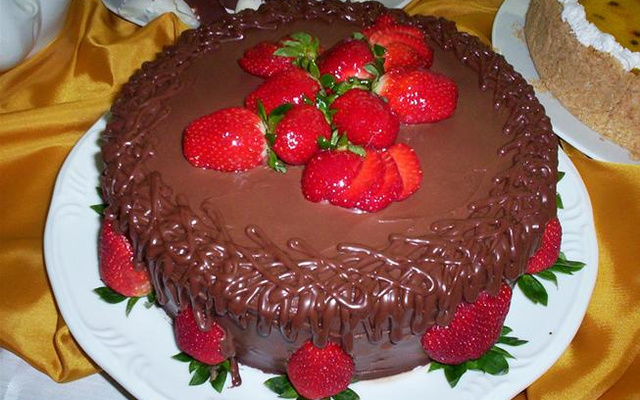 Bolo de morango e chocolate