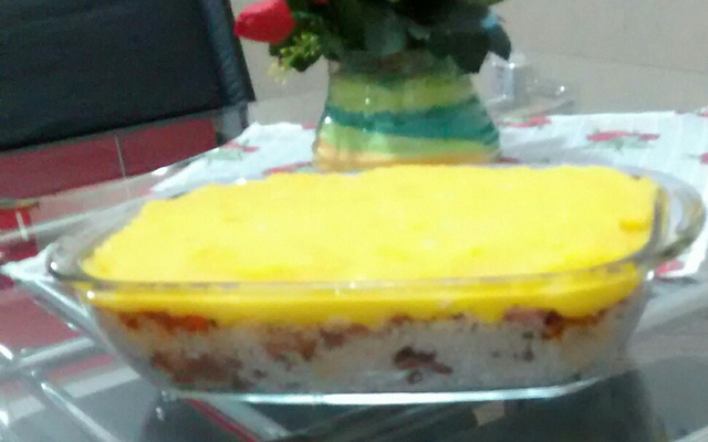 Arroz com calabresa e purê de mandioquinha