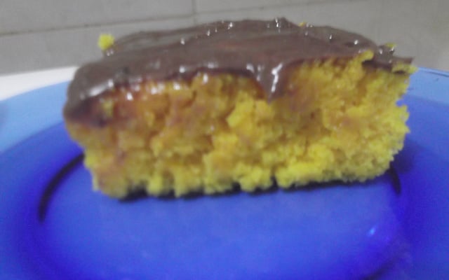 Bolo de cenoura e laranja com cobertura de chocolate