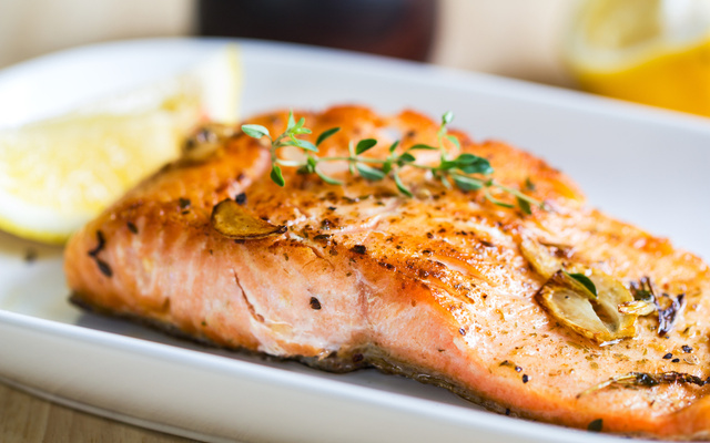 Salmão frito em azeite.