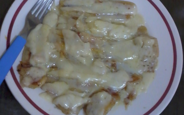 Banana frita com calda e queijo