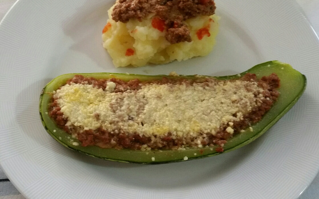Canoa de abobrinha recheada com carne moída