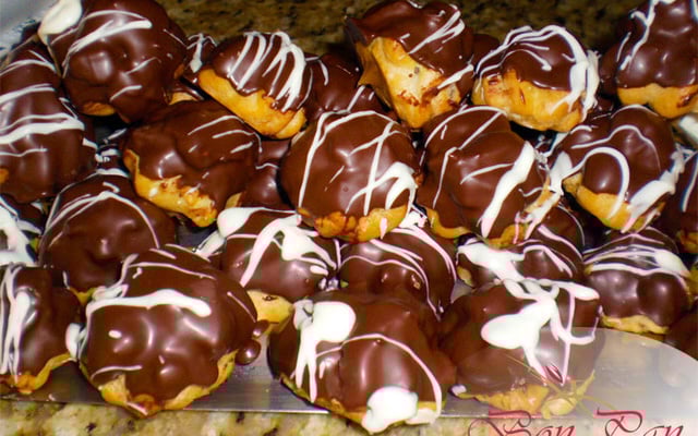 Carolina ou bomba de doce de leite com chocolate