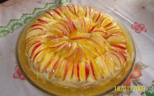 Bolo com maçã e calda de laranja
