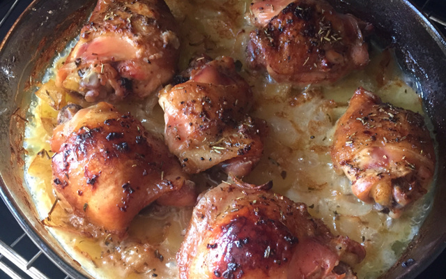 Frango assado com batatas rústicas