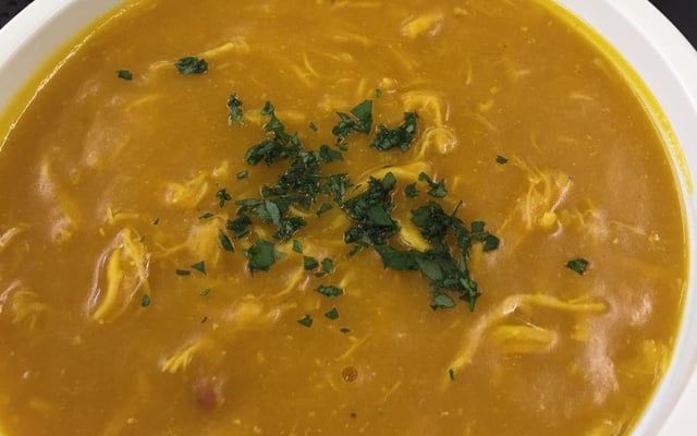Sopa de abóbora com galinha