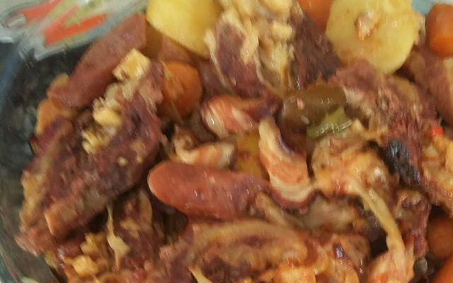 Costela bovina na panela de pressão com linguiça calabresa e bacon