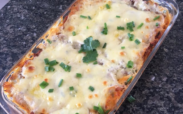 Lasanha com carne moída e molho branco