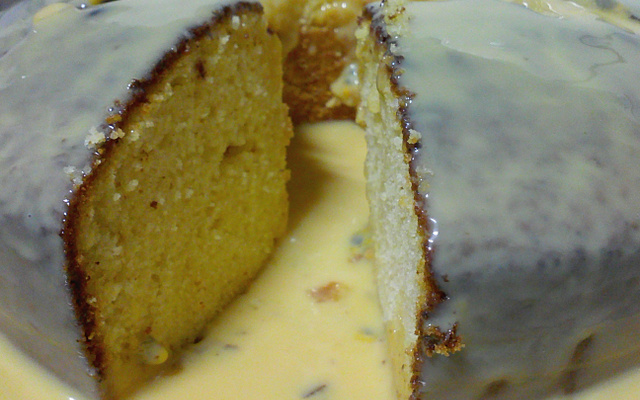 Bolo de maracujá com cobertura de leite condensado