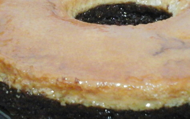 Bolo de chocolate com pudim de leite condensado