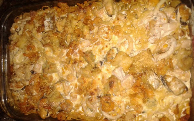 Espaguete com frutos do mar gratinado
