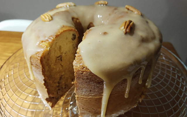 Bolo de nozes fácil com cobertura de creme de leite e nozes sem casca