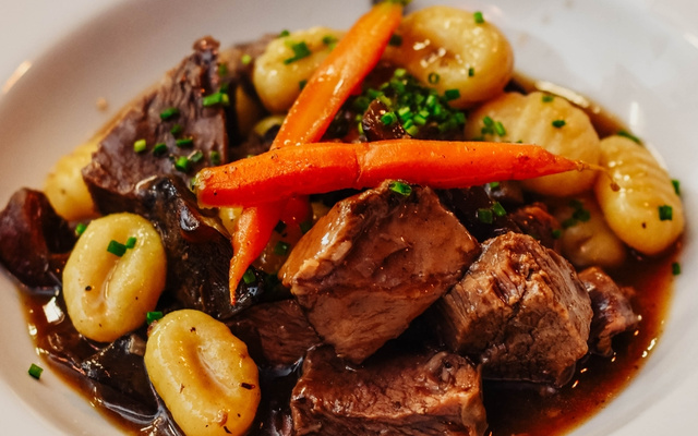 Nhoque de batata com ragu de cordeiro