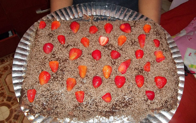 Bolo de chocolate trufado com morango