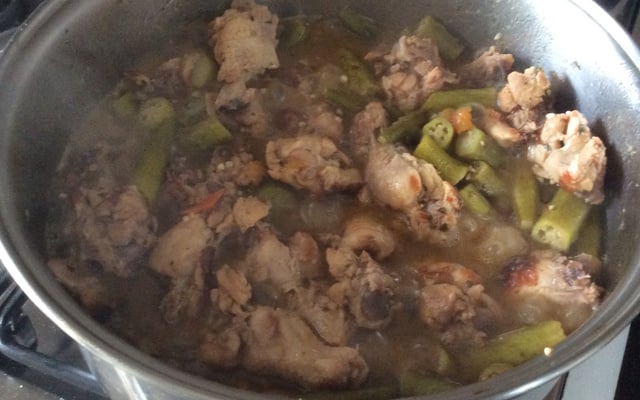 Frango à mineira (frango com quiabo)