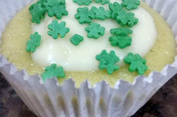 Bolinho de limão com cobertura de leite condensado