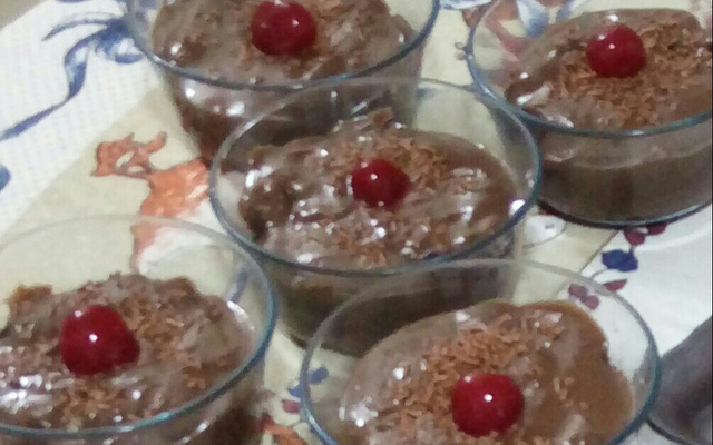 Sorvete com cobertura de brigadeiro