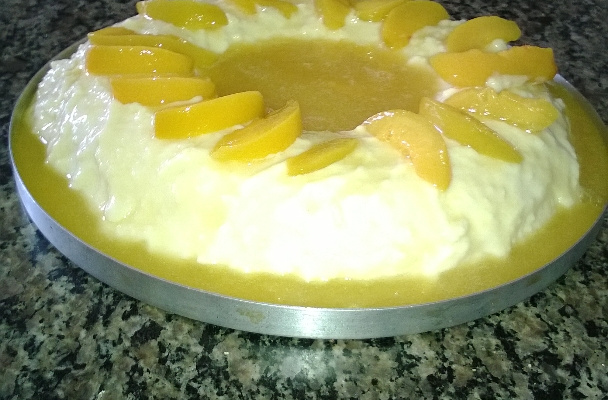 Manjar de coco com calda de pêssego