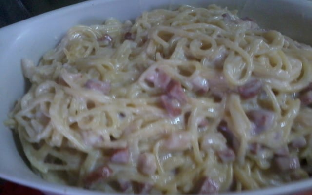 Macarronada ao molho branco com bacon e calabresa