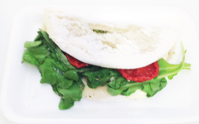 Tapioca de rúcula e tomate seco