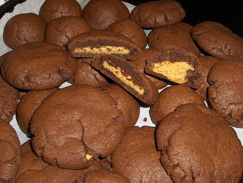 Biscoitos de chocolate com recheio de manteiga de amendoim