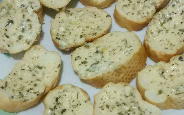 Pasta de alho para torradas da Kessy