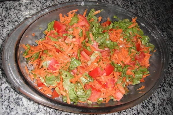 Salada de tomate, alface e cenoura crua