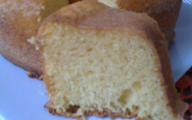 Bolo de fubá com leite condensado