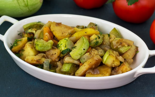 Porção de abobrinha refogada e temperada na travessa branca